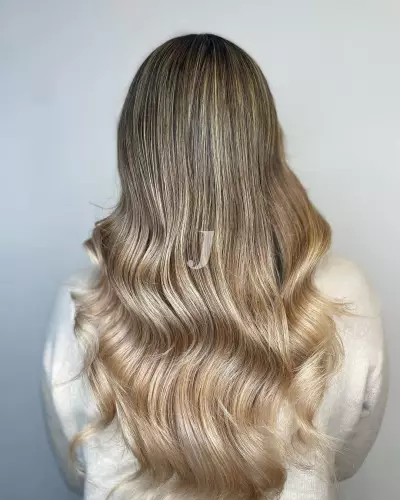Foto di donna con capelli lunghi biondo chiarissimo cenere