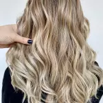 Foto di donna con capelli lunghi biondo chiarissimo cenere