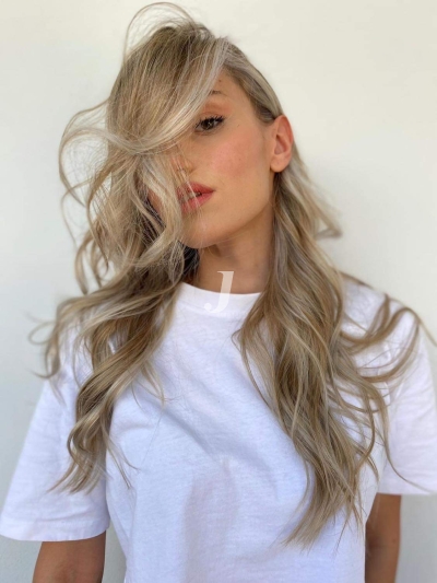 Foto di donna con capelli lunghi biondo chiarissimo cenere