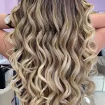 Foto di donna con capelli lunghi biondo chiarissimo cenere