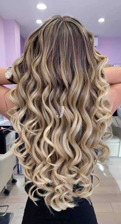 Foto di donna con capelli lunghi biondo chiarissimo cenere