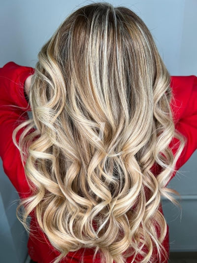 Foto di donna con capelli lunghi biondo chiarissimo cenere