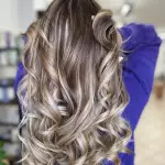 Foto di donna con capelli lunghi biondo chiarissimo cenere