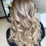 Foto di donna con capelli lunghi biondo chiarissimo cenere