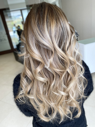 Foto di donna con capelli lunghi biondo chiarissimo cenere