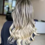 Foto di donna con capelli lunghi biondo chiarissimo cenere