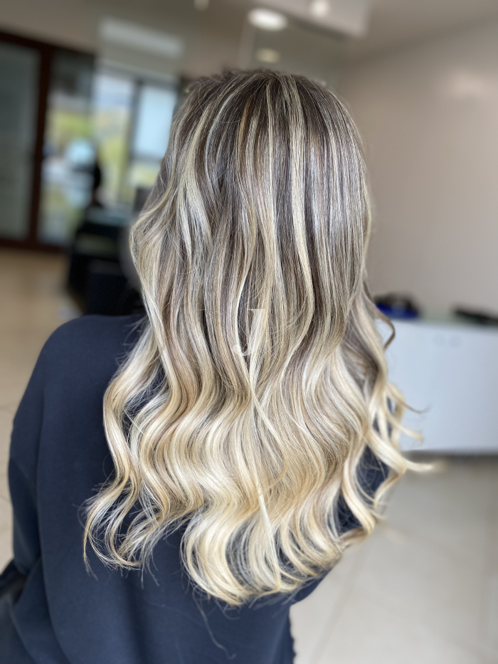 Foto di donna con capelli lunghi biondo chiarissimo cenere