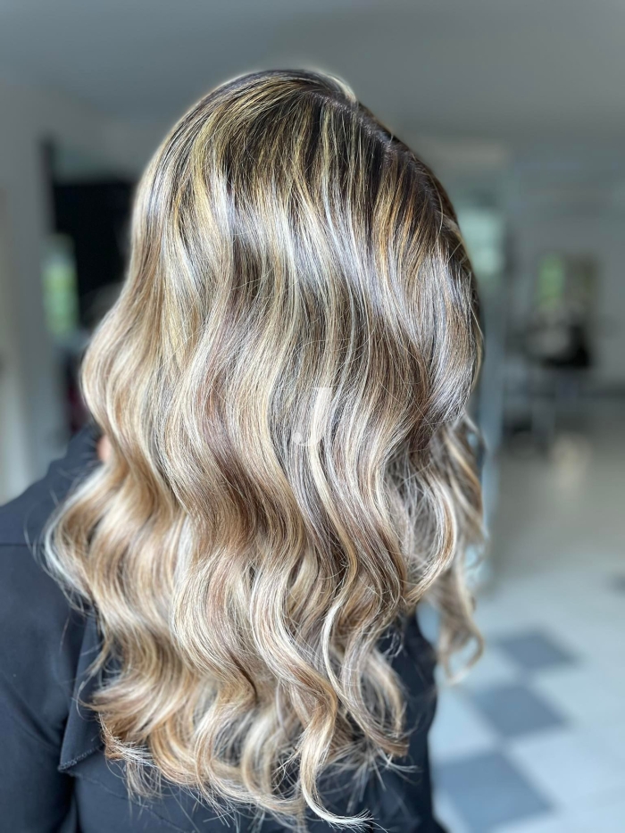 Foto di donna con capelli lunghi biondo chiarissimo cenere