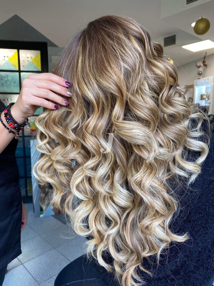 Foto di donna con capelli lunghi biondo chiarissimo cenere