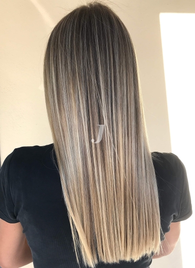 Foto di donna con capelli lunghi biondo chiarissimo cenere