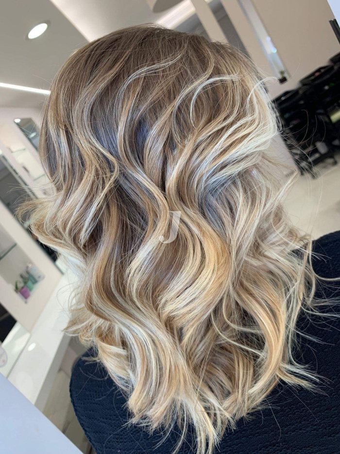 Foto di donna con capelli lunghi biondo chiarissimo cenere