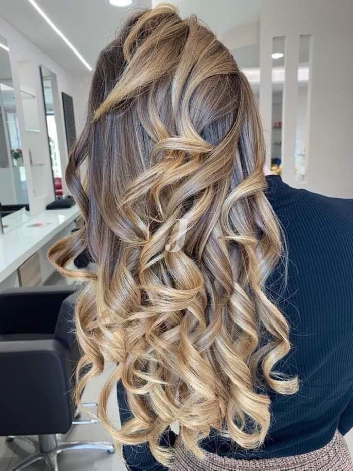 Foto di donna con capelli lunghi biondo chiarissimo cenere