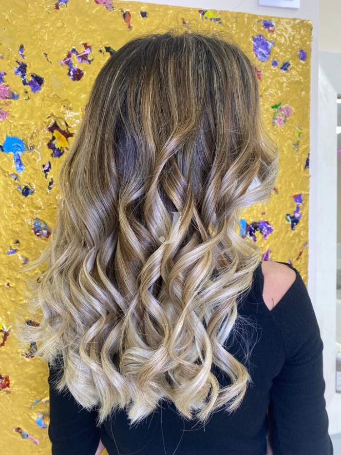 Foto di donna con capelli lunghi biondo chiarissimo cenere