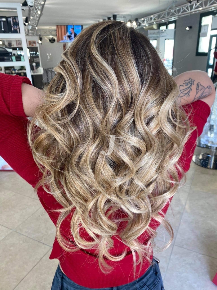 Foto di donna con capelli lunghi biondo chiarissimo cenere