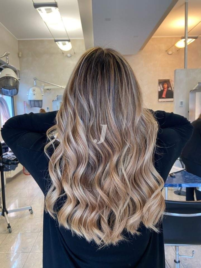 Foto di donna con capelli lunghi biondo chiarissimo cenere