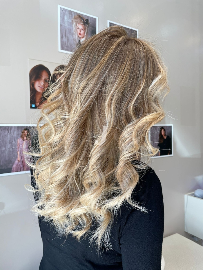 Foto di donna con capelli lunghi biondo chiarissimo cenere