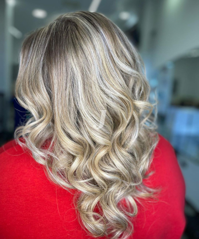 Foto di donna con capelli lunghi biondo chiarissimo cenere