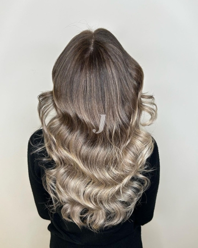 Foto di donna con capelli lunghi biondo chiarissimo cenere