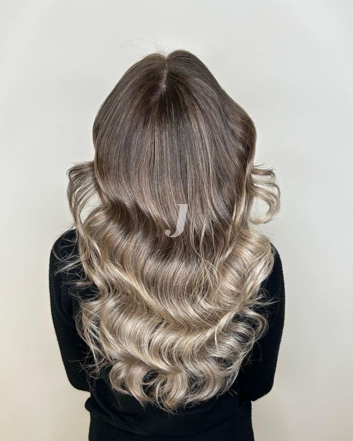 Foto di donna con capelli lunghi biondo chiarissimo cenere