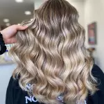 Foto di donna con capelli lunghi biondo chiarissimo cenere