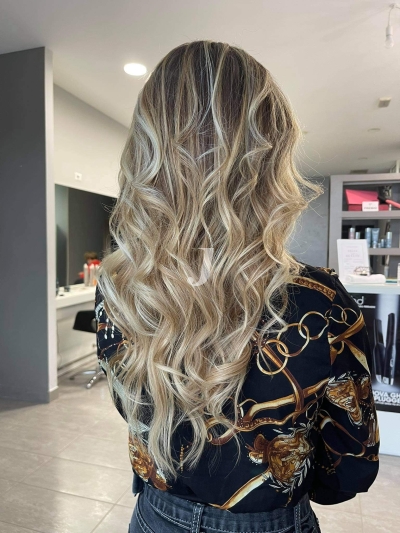 Foto di donna con capelli lunghi biondo chiarissimo cenere