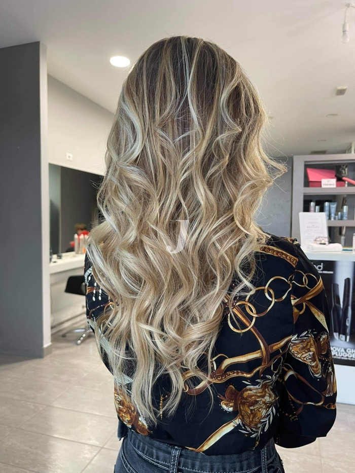 Foto di donna con capelli lunghi biondo chiarissimo cenere