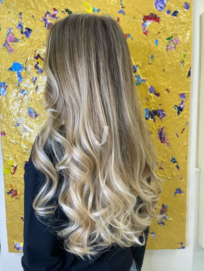 Foto di donna con capelli lunghi biondo chiarissimo cenere