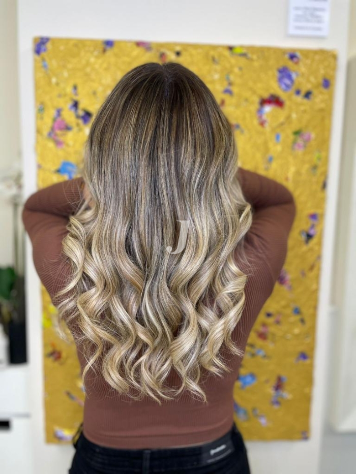 Foto di donna con capelli lunghi biondo chiarissimo cenere