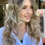 Foto di donna con capelli lunghi biondo chiarissimo cenere