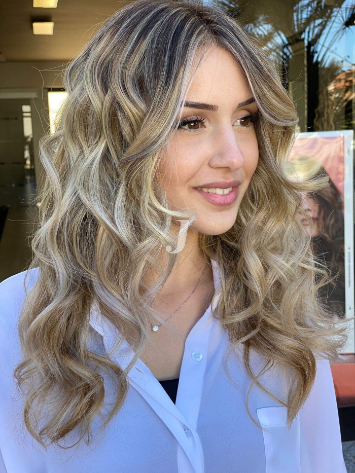 Foto di donna con capelli lunghi biondo chiarissimo cenere