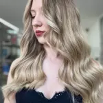 Foto di donna con capelli lunghi biondo chiarissimo cenere