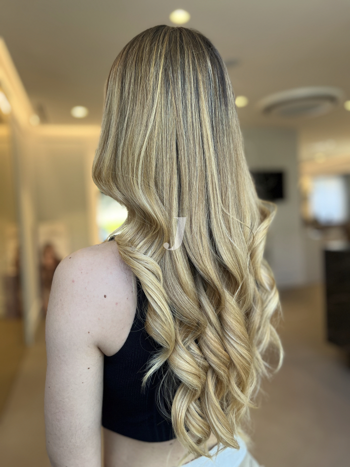 Foto di donna con capelli lunghi biondo chiarissimo cenere