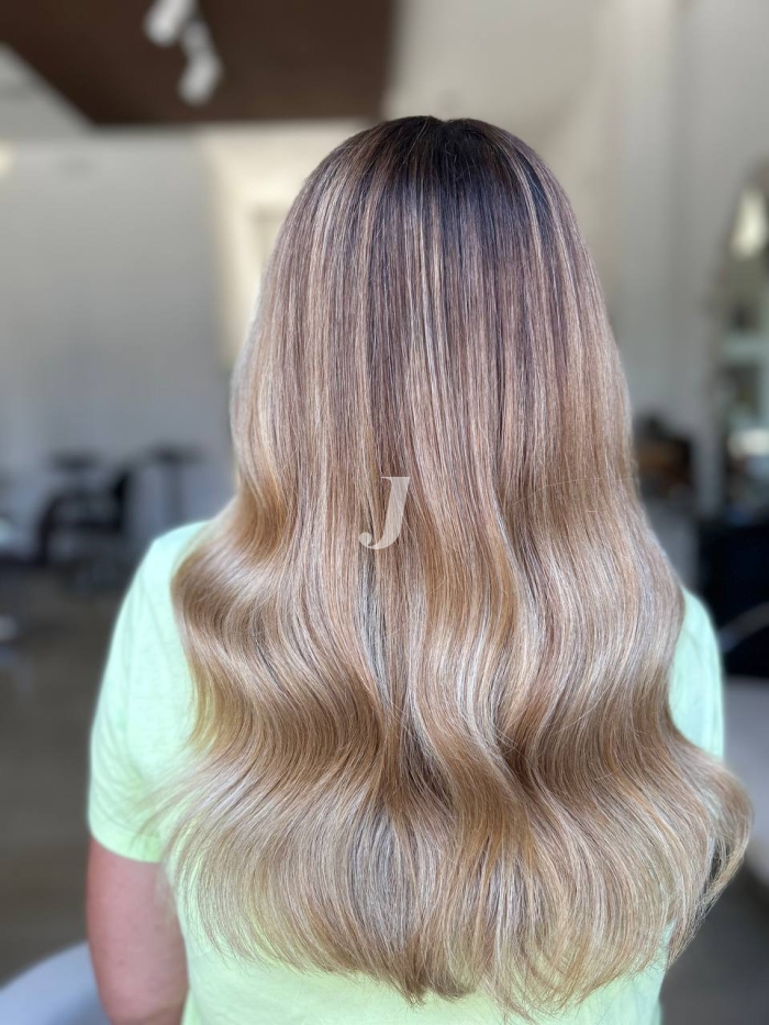 Foto di donna con capelli lunghi biondo chiarissimo cenere