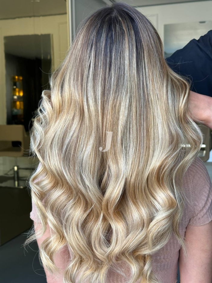 Foto di donna con capelli lunghi biondo chiarissimo cenere