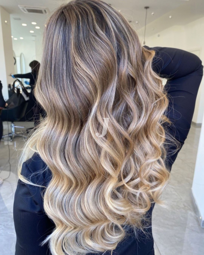 Foto di donna con capelli lunghi biondo chiarissimo perla