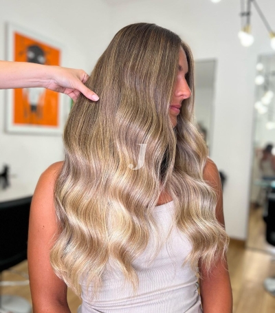 Foto di donna con capelli lunghi biondo chiarissimo perla