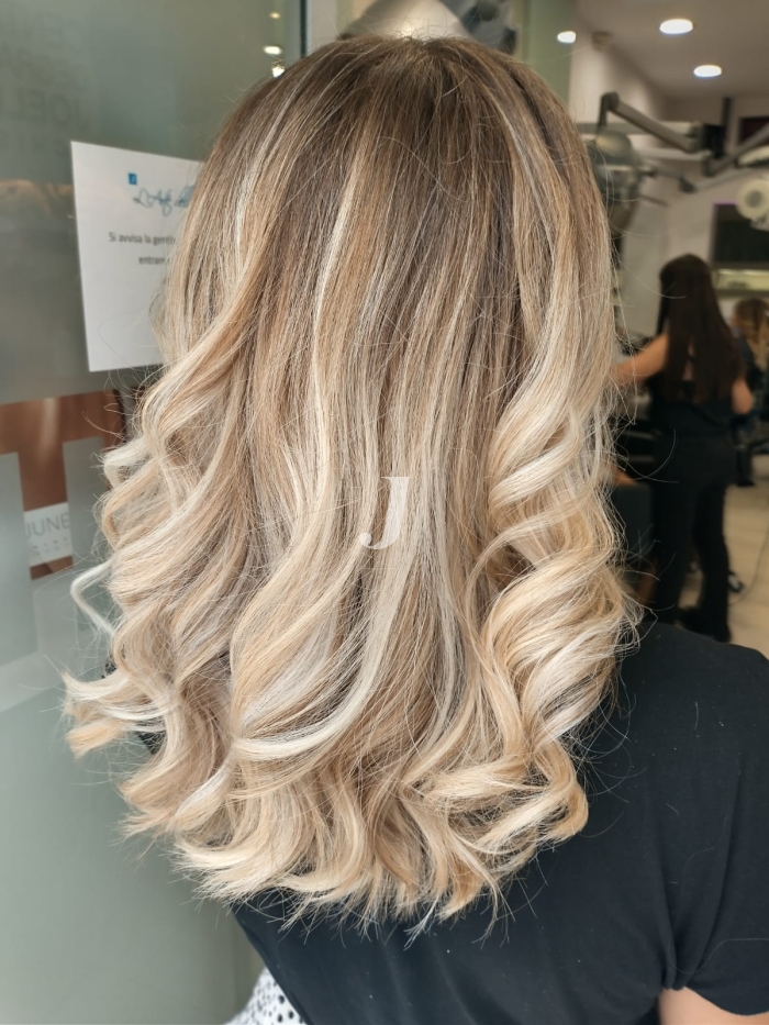 Foto di donna con capelli lunghi biondo chiarissimo perla