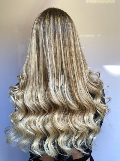 Foto di donna con capelli lunghi biondo chiarissimo perla