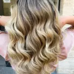 Foto di donna con capelli lunghi biondo chiarissimo perla