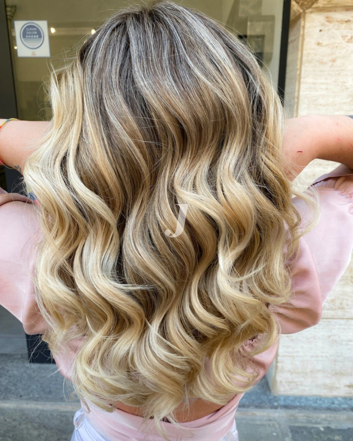 Foto di donna con capelli lunghi biondo chiarissimo perla