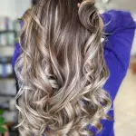 Foto di donna con capelli lunghi biondo chiarissimo perla