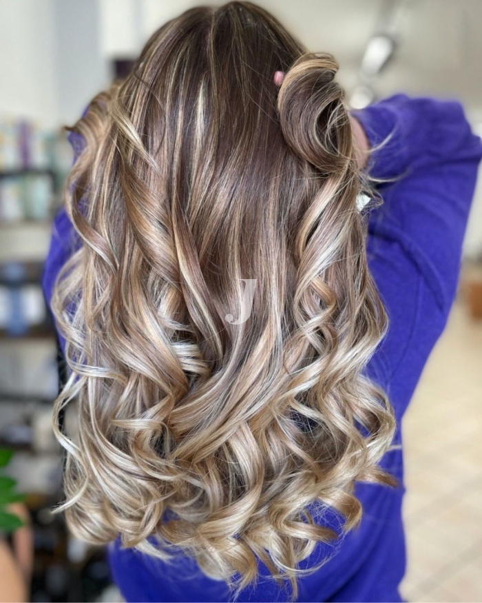 Foto di donna con capelli lunghi biondo chiarissimo perla