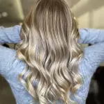 Foto di donna con capelli lunghi biondo chiarissimo perla