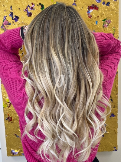 Foto di donna con capelli lunghi biondo chiarissimo perla