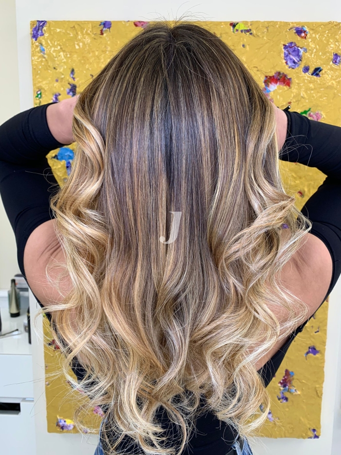 Foto di donna con capelli lunghi biondo chiarissimo perla