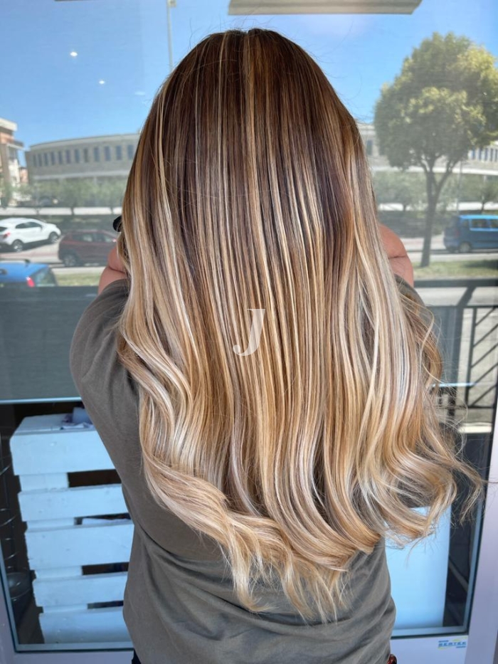 Foto di donna con capelli lunghi biondo chiarissimo perla