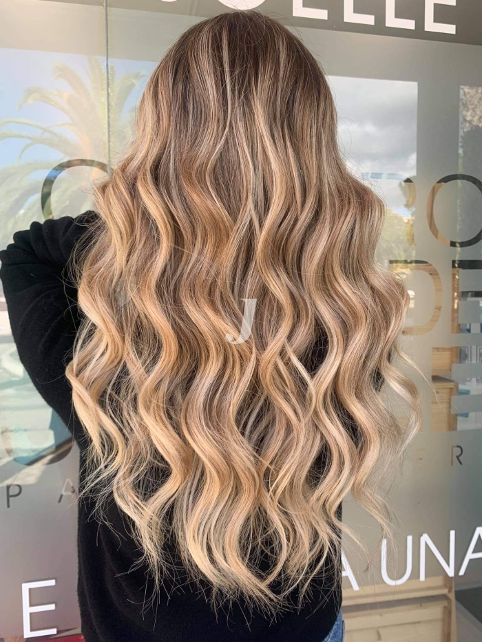 Foto di donna con capelli lunghi biondo chiarissimo perla