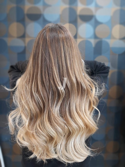 Foto di donna con capelli lunghi biondo chiarissimo perla