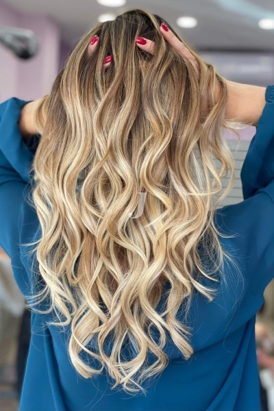 Foto di donna con capelli lunghi biondo chiarissimo perla