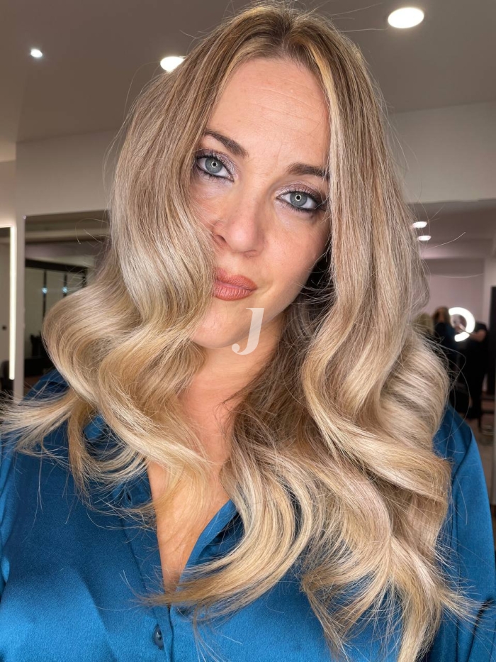 Foto di donna con capelli lunghi biondo chiarissimo perla